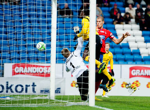 Robin Simovic, Helsingborg, forcerar boll, Mattias Asper,