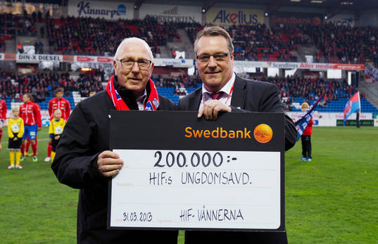 HIF-Vännerna ger en check till Helsingborgs
