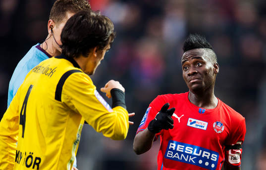 Daniel Ivanovski, Mjällby, är arg på David Accam,