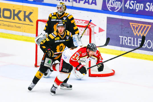 Oscar Lindberg crosscheckar Chris Abbot