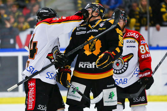 Cam Abbot knockar Martin Sevc