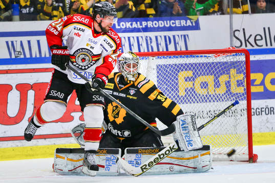 Cam Abbot skymmer Skellefteås målvakt Joacim Eriksson