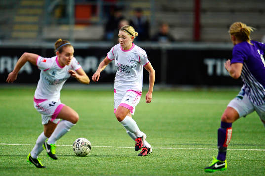 Elin Rubensson stormar fram och Manon Melis, LdB FC Malmö