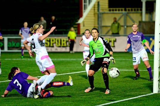 Elin Rubensson, LdB FC Malmö ramlar över Frida Höglund,
