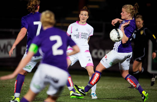 Anja Mittag, LdB FC Malmö, viker in en boll bakom