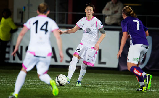 Manon Melis får en passing av Therese Sjögran, LdB FC