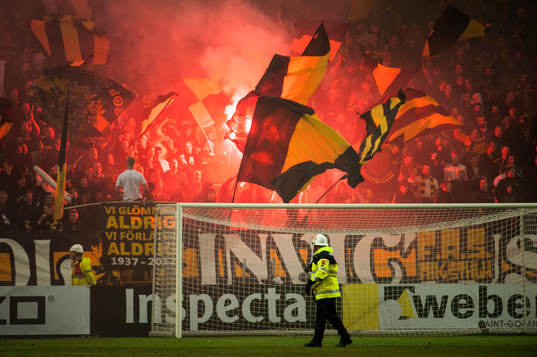 Brandman och AIK-supportrar
