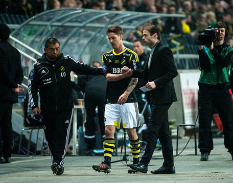 Martin Lorentzson, AIK, blev utbytt i första perioden.
