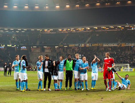 Malmö-spelarna kramar om varandra och jublar för vinsten