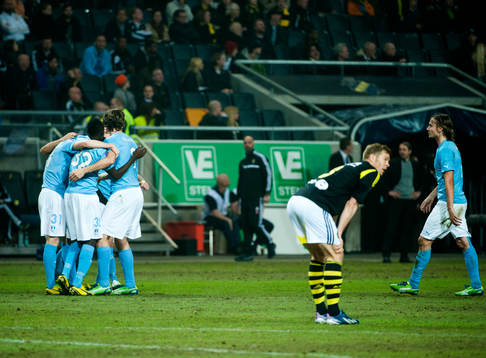 Malmö-spelarna jublar för Jiloan Hamads 0-1 mål. Per