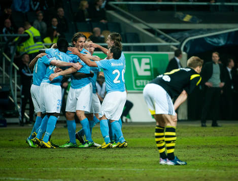 Malmö-spelarna jublar för Jiloan Hamads 0-1 mål. Per