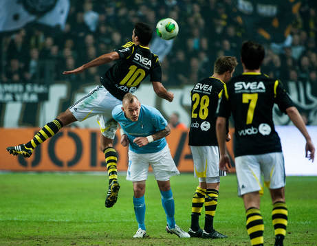 Magnus Eriksson, Malmö, duckar när Celso Borges, AIK,