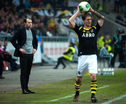 Andreas Alm, tränare AIK ser på när Martin Lorentzson,