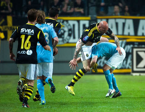 Daniel Majstorovic, AIK, faller över Magnus Eriksson,