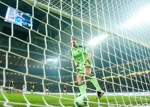 Ivan Turina, målvakt, AIK, hämtar bollen snabbt från
