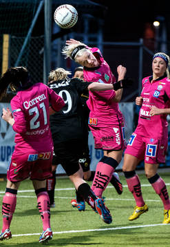 Nilla Fischer, Linköping, nickar undan bollen