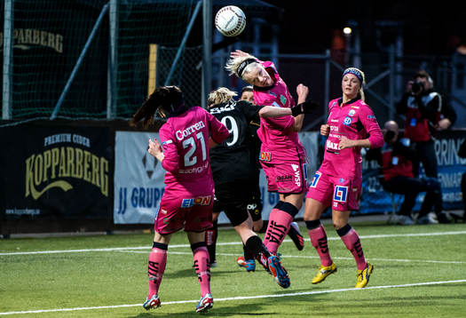 Nilla Fischer, Linköping, nickar undan bollen