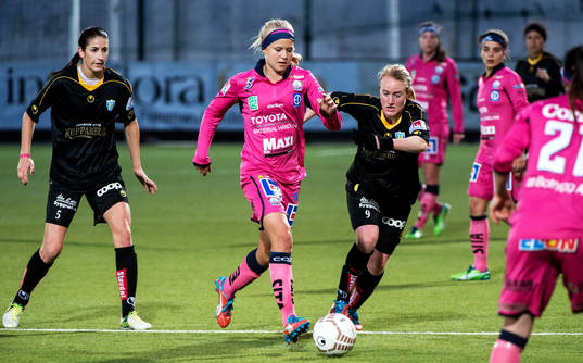 Pernille Harder, Linköping, jagas av Marie Hammarström,