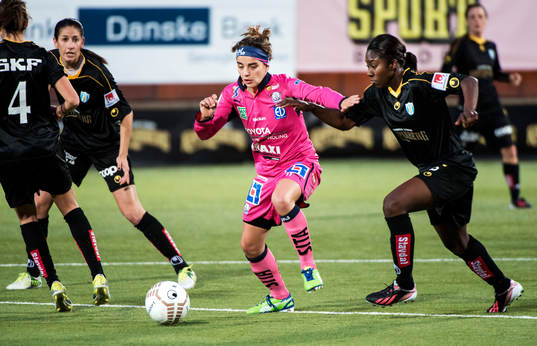 Renée Slegers, Linköping, jagas av Anita Asante,