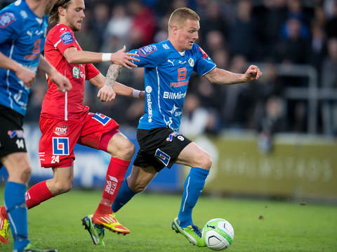 Tom Pettersson, Åtvidaberg, försöker få tag i Gudjon