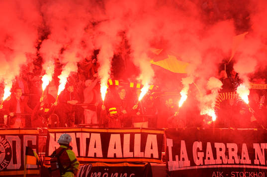 AIK-klacken tänder bengaler och matchen bryts