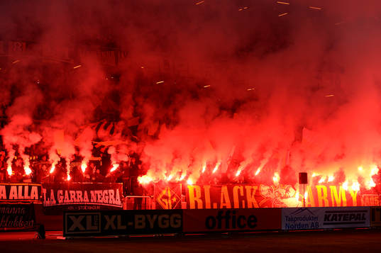 AIK-klacken tänder bengaler och matchen bryts