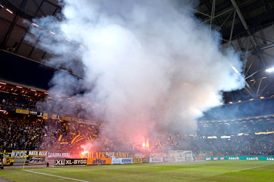 AIK-klacken tänder bengaler och matchen bryts