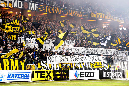 AIK-klacken protesterar mot det stängda taket