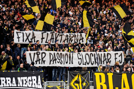AIK-klacken protesterar mot det stängda taket med