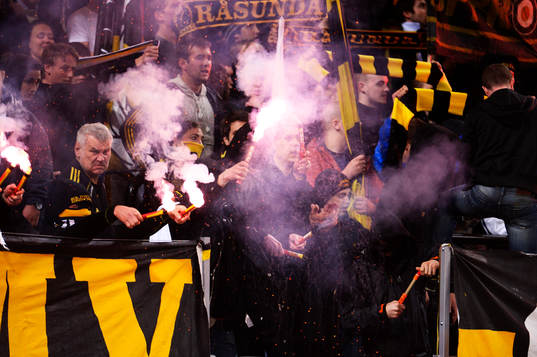 Bengaler tänds i AIK-klacken när spelarna kommer in