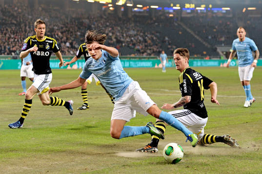 Simon Thern, Malmö FF stoppas av Martin Lorentzson, AIK