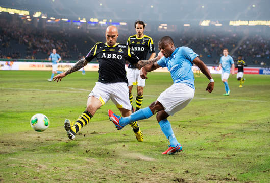 Daniel Majstorovic, AIK, utmanas av Tokelo Rantie, Malmö FF