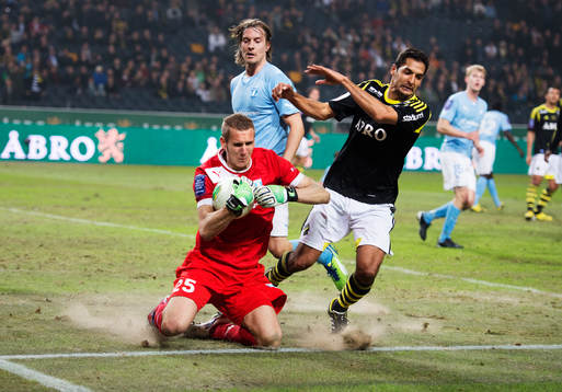 Robin Olsen, målvakt, Malmö FF, stoppar Celso Borges,