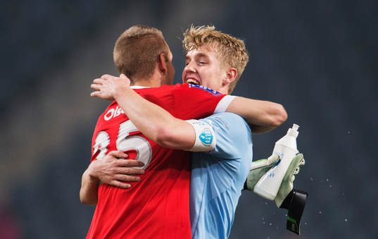 Robin Olsen, målvakt, och Filip Helander, Malmö FF, jublar