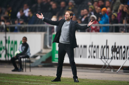 Andreas Alm, tränare AIK, slår ut med armarna