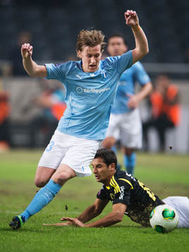 Emil Forsberg, Malmö FF, når bollen framför Celso