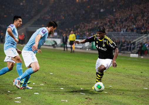Jiloan Hamad och Matias Concha, Malmö FF, utmanas av