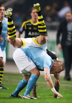Daniel Majstorovic, AIK, faller över Magnus Eriksson,