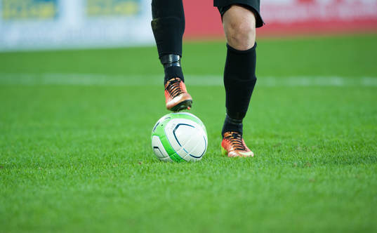 Fot, boll, fotbollsskor, gräsmatta, fotbollsstrumpor