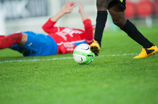 Fot, boll, fotbollsskor, gräsmatta, fotbollsstrumpor,