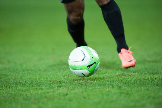 Fot, boll, fotbollsskor, gräsmatta, fotbollsstrumpor