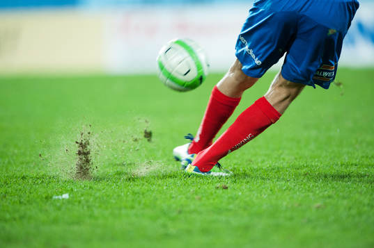 Fot, boll, fotbollsskor, gräsmatta, fotbollsstrumpor,