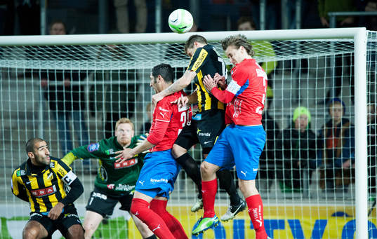 Höjdduell framför mål, framför Christoffer Källqvist,