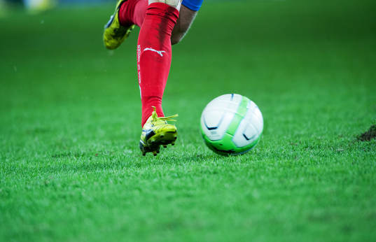 Fot, boll, fotbollsskor, gräsmatta, fotbollsstrumpor,