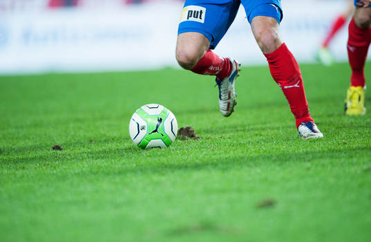 Fot, boll, fotbollsskor, gräsmatta, fotbollsstrumpor,