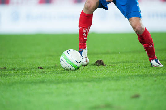 Fot, boll, fotbollsskor, gräsmatta, fotbollsstrumpor,