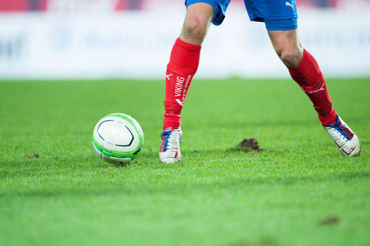 Fot, boll, fotbollsskor, gräsmatta, fotbollsstrumpor,