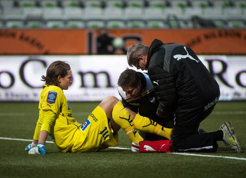 David Mitov Nilsson, målvakt, Norrköping, blir ompysslad