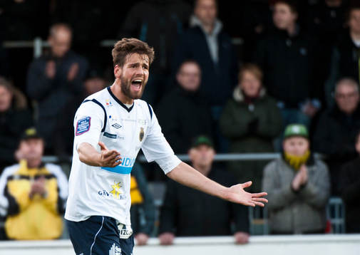 Mikael Dahlberg,  Gefle, protesterar mot domaren Kristoffer
