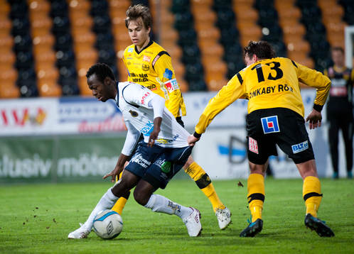 Joachim Adukor, Gefle, dras i tröjan av Daniel Nilsson,